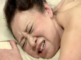 膣内射精の快感！吸い付く肉厚マ○コに大量中出しされる六十路五十路母4時間6　サンプル画像06